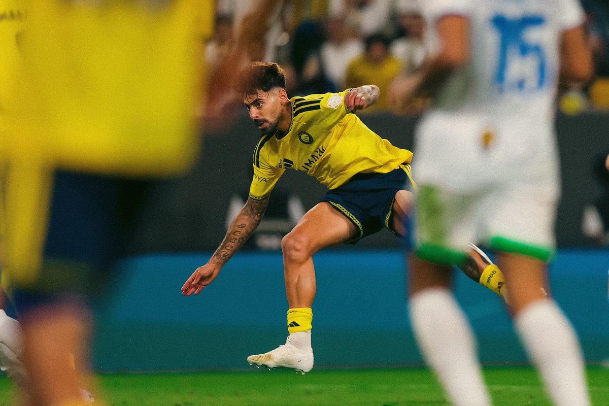 NFS_09's tweet photo. #النصر، بطل النسخة الماضية يستهل مشواره في الموسم الجديد برحلة الدفاع عن لقبه بالفوز على الفتح بنتيجة (3-0)

هي كان من الممكن أن نحصل على إنطلاقة مثاليه مع آنجي بوستيكوجلو أكثر من الذي شاهدناه الليله؟ لا أعتقد.

في لغة الإحصائيات 📊:

- إستحواذ وصل لـ60٪ 
- أهداف متوقعة ليست عاليه 1.42 xG 
- (18) تسديدة (9) منها على المرمى و(13) منها داخل منطقة الجزاء
- فرصتين محققتين للتسجيل صُنِعت.

فنيًا اليوم الفريق قدم بوادر إيجابية جدًا تجعل الجمهور يطمئن على حالة فريقه لهذا الموسم ويستبشر خيرًا؛ نسبيًا الروابط المشتركه متعدده بين خورخي جيسوس وآنجي بوستيكوجلو لذا هذا التشابه في نهج المُدربيْن مع عدم تغيير الأسماء جعلنا مُستقرين -مع التأكيد على أهمية الإحتياجات التي لم تُستقطب حتى الآن-

أبرز الأفكار ..
🔸حِدّة الضغط العالي.
في ظنّي وجود عبدالله الحمدان كان من أهم العوامل؛ اليوم شاهدت الفريق بالضغط العالي والضغط العكسي كان أكثر من جيّد علمًا أننا في الجولة الأولى والجاهزية البدنية ليست بأعلى مستوياتها، مُعظم لحظات الضغط اعتمدنا على [ الضغط على حامل الكرة + إغلاق زوايا التمرير ].
هذا الضغط نتج عنه عوامل كثيرة تتضح بلغة الأرقام.
1- النصر قام بافتكاك مباشر بالثلث الأول من ملعب الخصم (5) مرات
2- حارس الفتح وليد العنزي لعب (16) كرة طويلة نسبة النجاح فيها 25٪، بمعنى أدق (4) كرات طويلة ناجحة فقط.
3- خط دفاع الفتح مع الحراسة عمومًا؛ نسبة نجاح الكرات الطويلة اليوم 39.5٪ فقط.

🔸الأظهرة المقلوبه أو العكسية.
أعتقد أنها واحدة من أبرز الأفكار وضوحًا في لقاء اليوم؛ [ نواف بوشل ، سالم النجدي ]
هذه الفكرة خلقت أفضلية هجومية تجسدت في عدة أشكال:
1- تحرير هجومي واضح للاعبي خط الوسط؛ دخول الظهيرين لعمق الملعب جعلنا نشاهد حرية أكبر وقيود أقل لكلًا من جواو فيليكس على اليسار وآنخيلو على اليمين. هذا التحرر خلق مواقف هجومية إيجابية وفتح أنصاف المساحات وممرات اللعب بين خطوط الخصم.

2- تثبيت الخصم بعمق الملعب؛ وجود كثافة عددية في الوسط يجبر الخصم على التضييق للداخل وبالتالي تتوسع المساحات على اطراف الملعب ويُعزل الجناح في مواقف أفضل؛ وهذي تجلّت بوضوح اليوم مع كومان وماني

3- تأمين الهجمة وزيادة جودة الضغط العكسي؛ تمركز الظهير في العمق يجعله قريب من موقع فقدان الكرة غالبًا، وبالتالي يرفع فرص استعادتها سريعًا واستمرار الاستحواذ وقت أطول.

🔸الحضور الذهني العالي.
على الرغم أننا بالجولة الأولى؛ الا ان الجدية والرغبة من الفريق كانت حاضره وعلى مستوى جدًا مقنع، ماشعرت بتهاون أو برود قاتل يجعلنا أضعف بأرض الملعب رغم الفوارق الفنية لصالحنا.

فرديًا ..
• سالم النجدي كان رائع جدًا؛ صنع هدف التقدم+ كسب الالتحامات الأرضية بنسبة 100% (5/5) رغم انه يلعب بجهة لاعب خطير مثل مراد باتنا, والكرات العاليه أيضًا 100% (2/2)

• جواو فيليكس قدم مباراة كبيرة؛ كثير منا كان يخشى نسخة جواو مابعد رحيل جيسوس ، لكن البداية اليوم تبشر بالخير، هدف فردي عظيم + أكثر من صنع فرص بالمباراة بالتساوي (3) فرص، وسدد (6) تسديدات.

• آنخيلو ، أراد الليلة ان يُثبت أن مرحلة جيسوس هي بدايته فقط وليست نسخة إستثنائية عابره، لاجديد صراحة أضيفه لهذا الشاب الرائع، سرعة، رشاقه، صناعة فرص واستغلال لانصاف المساحات.

إجمالًا ..
الفريق شاهدته اليوم فنيًا بشكل جيد؛ الضغط العكسي وسرعة استرجاع الكرة والانتشار الهجومي المكثف والدفاع من مناطق عاليه جميعها أفكار متكرره؛ مع وجود إضافات في الأفكار تعكس نهج آنجي
سعيد جدًا من هكذا بداية؛ لكن يجب أن نبقى هادئين، الفريق لازال بحاجة لاعب وسط، المشاكل التي تحدثنا عنها اليوم ستظهر بشكل أوضح بالأسابيع القادمة لو لم نتعاقد مع لاعب خط وسط.

الف مبروك ياعالميين، بداية جميلة والقادم اجمل بإذن الله