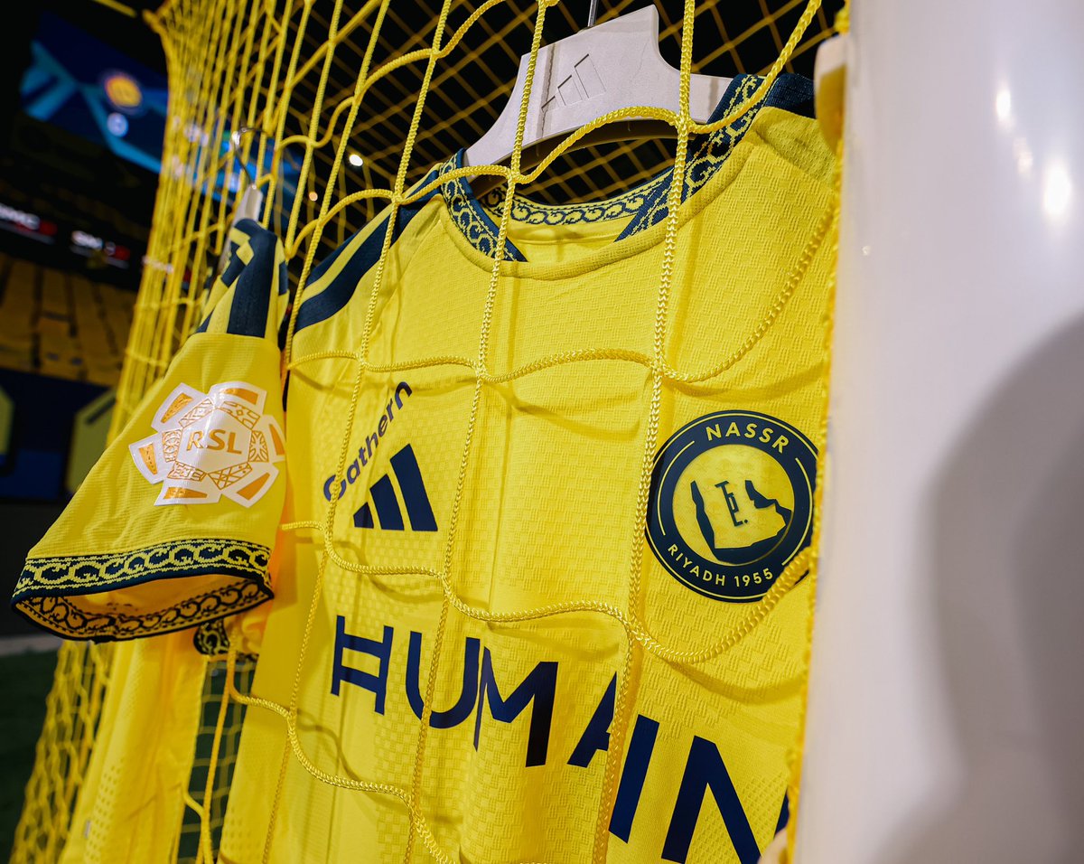 NFS_09's tweet photo. #النصر، بطل النسخة الماضية يستهل مشواره في الموسم الجديد برحلة الدفاع عن لقبه بالفوز على الفتح بنتيجة (3-0)

هي كان من الممكن أن نحصل على إنطلاقة مثاليه مع آنجي بوستيكوجلو أكثر من الذي شاهدناه الليله؟ لا أعتقد.

في لغة الإحصائيات 📊:

- إستحواذ وصل لـ60٪ 
- أهداف متوقعة ليست عاليه 1.42 xG 
- (18) تسديدة (9) منها على المرمى و(13) منها داخل منطقة الجزاء
- فرصتين محققتين للتسجيل صُنِعت.

فنيًا اليوم الفريق قدم بوادر إيجابية جدًا تجعل الجمهور يطمئن على حالة فريقه لهذا الموسم ويستبشر خيرًا؛ نسبيًا الروابط المشتركه متعدده بين خورخي جيسوس وآنجي بوستيكوجلو لذا هذا التشابه في نهج المُدربيْن مع عدم تغيير الأسماء جعلنا مُستقرين -مع التأكيد على أهمية الإحتياجات التي لم تُستقطب حتى الآن-

أبرز الأفكار ..
🔸حِدّة الضغط العالي.
في ظنّي وجود عبدالله الحمدان كان من أهم العوامل؛ اليوم شاهدت الفريق بالضغط العالي والضغط العكسي كان أكثر من جيّد علمًا أننا في الجولة الأولى والجاهزية البدنية ليست بأعلى مستوياتها، مُعظم لحظات الضغط اعتمدنا على [ الضغط على حامل الكرة + إغلاق زوايا التمرير ].
هذا الضغط نتج عنه عوامل كثيرة تتضح بلغة الأرقام.
1- النصر قام بافتكاك مباشر بالثلث الأول من ملعب الخصم (5) مرات
2- حارس الفتح وليد العنزي لعب (16) كرة طويلة نسبة النجاح فيها 25٪، بمعنى أدق (4) كرات طويلة ناجحة فقط.
3- خط دفاع الفتح مع الحراسة عمومًا؛ نسبة نجاح الكرات الطويلة اليوم 39.5٪ فقط.

🔸الأظهرة المقلوبه أو العكسية.
أعتقد أنها واحدة من أبرز الأفكار وضوحًا في لقاء اليوم؛ [ نواف بوشل ، سالم النجدي ]
هذه الفكرة خلقت أفضلية هجومية تجسدت في عدة أشكال:
1- تحرير هجومي واضح للاعبي خط الوسط؛ دخول الظهيرين لعمق الملعب جعلنا نشاهد حرية أكبر وقيود أقل لكلًا من جواو فيليكس على اليسار وآنخيلو على اليمين. هذا التحرر خلق مواقف هجومية إيجابية وفتح أنصاف المساحات وممرات اللعب بين خطوط الخصم.

2- تثبيت الخصم بعمق الملعب؛ وجود كثافة عددية في الوسط يجبر الخصم على التضييق للداخل وبالتالي تتوسع المساحات على اطراف الملعب ويُعزل الجناح في مواقف أفضل؛ وهذي تجلّت بوضوح اليوم مع كومان وماني

3- تأمين الهجمة وزيادة جودة الضغط العكسي؛ تمركز الظهير في العمق يجعله قريب من موقع فقدان الكرة غالبًا، وبالتالي يرفع فرص استعادتها سريعًا واستمرار الاستحواذ وقت أطول.

🔸الحضور الذهني العالي.
على الرغم أننا بالجولة الأولى؛ الا ان الجدية والرغبة من الفريق كانت حاضره وعلى مستوى جدًا مقنع، ماشعرت بتهاون أو برود قاتل يجعلنا أضعف بأرض الملعب رغم الفوارق الفنية لصالحنا.

فرديًا ..
• سالم النجدي كان رائع جدًا؛ صنع هدف التقدم+ كسب الالتحامات الأرضية بنسبة 100% (5/5) رغم انه يلعب بجهة لاعب خطير مثل مراد باتنا, والكرات العاليه أيضًا 100% (2/2)

• جواو فيليكس قدم مباراة كبيرة؛ كثير منا كان يخشى نسخة جواو مابعد رحيل جيسوس ، لكن البداية اليوم تبشر بالخير، هدف فردي عظيم + أكثر من صنع فرص بالمباراة بالتساوي (3) فرص، وسدد (6) تسديدات.

• آنخيلو ، أراد الليلة ان يُثبت أن مرحلة جيسوس هي بدايته فقط وليست نسخة إستثنائية عابره، لاجديد صراحة أضيفه لهذا الشاب الرائع، سرعة، رشاقه، صناعة فرص واستغلال لانصاف المساحات.

إجمالًا ..
الفريق شاهدته اليوم فنيًا بشكل جيد؛ الضغط العكسي وسرعة استرجاع الكرة والانتشار الهجومي المكثف والدفاع من مناطق عاليه جميعها أفكار متكرره؛ مع وجود إضافات في الأفكار تعكس نهج آنجي
سعيد جدًا من هكذا بداية؛ لكن يجب أن نبقى هادئين، الفريق لازال بحاجة لاعب وسط، المشاكل التي تحدثنا عنها اليوم ستظهر بشكل أوضح بالأسابيع القادمة لو لم نتعاقد مع لاعب خط وسط.

الف مبروك ياعالميين، بداية جميلة والقادم اجمل بإذن الله