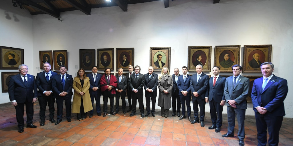 mcuvertino's tweet photo. Hoy @millenaar_fede publicó que el gobierno estaría evaluando darles un lugar en el directorio del Banco Central a los gobernadores a cambio de votar la reforma que este propone. Hay que decirlo de entrada: esto no huele bien, parece más un reparto prebendario de cargos para cambiar voluntades parlamentarias en una ley con muchísimos problemas de base. 
Repartir sillas sin poder real no es federalismo. Mucho menos si se mantienen intactas las bases de un BCRA pensado desde las cuatro manzanas de la City porteña y de espaldas al vasto territorio nacional y la economía real.
https://t.co/T22BVzq8kY
