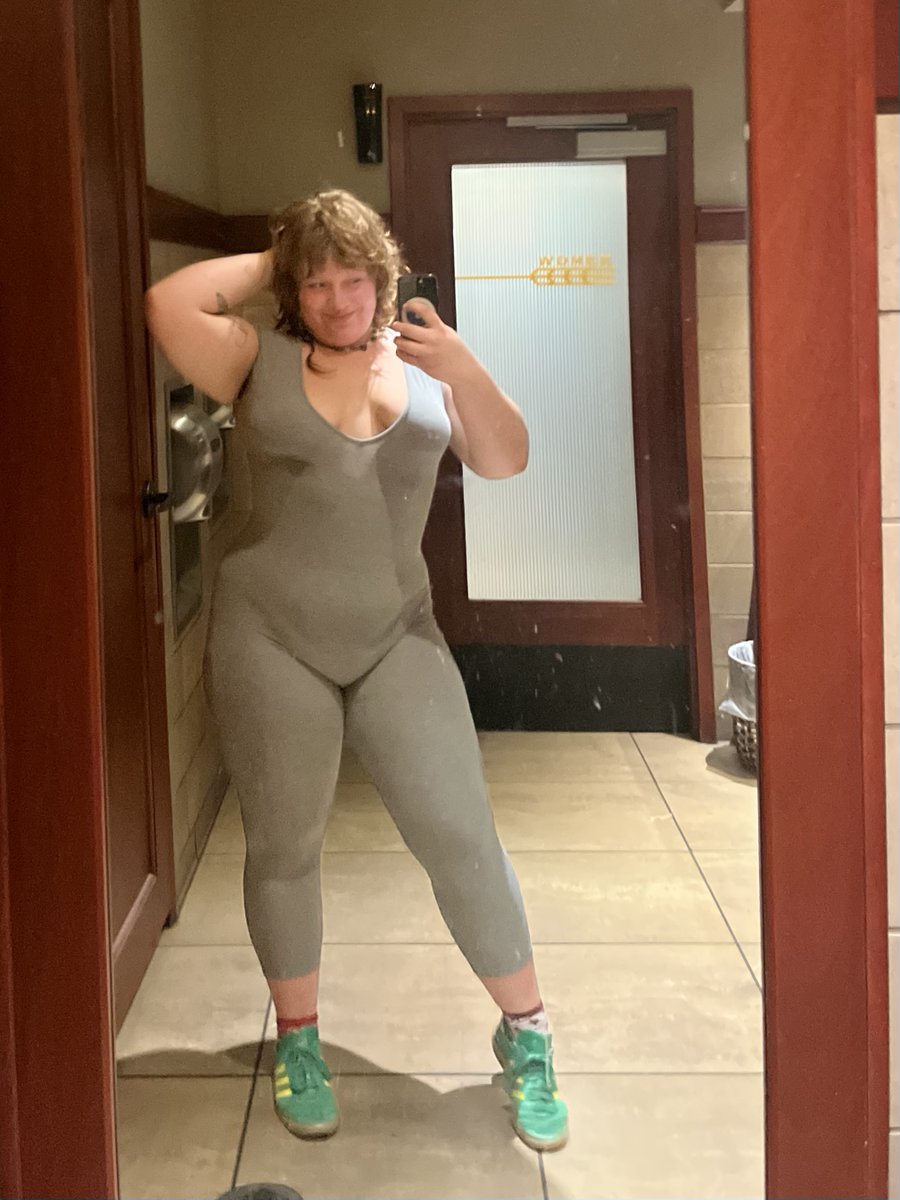 kitquits's tweet photo. do you like my jumpsuit? https://t.co/lLRvcvux1q