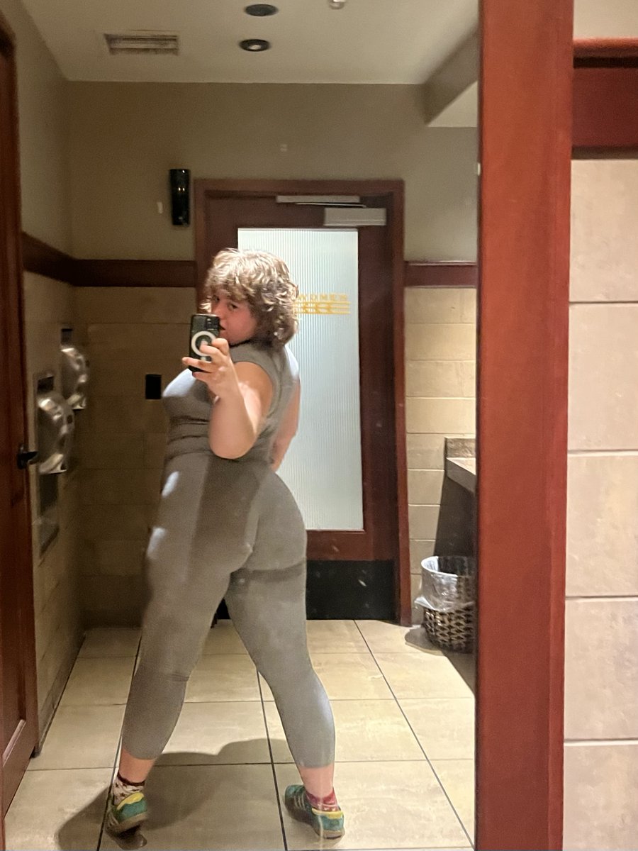 kitquits's tweet photo. do you like my jumpsuit? https://t.co/lLRvcvux1q