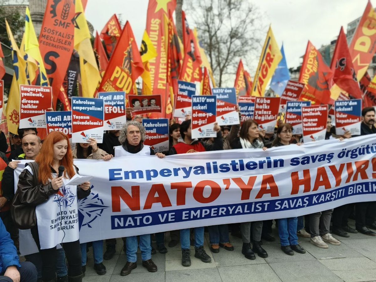 ToplumsalMht110's tweet photo. NATO Zirvesi öncesinde tutuklanan ve Silivri  2 No’lu Hapishanesinde bulunan tutsaklardan mesaj var:

NATO son toplantısını Ankara’da gerçekleştirdi. Zirve, emperyalistler arasındaki çatışma ve hegemonya mücadelesi adına tarihi kararlar aldı; silahlanmaya devasa bütçeler ayrılması, işçi sınıfının kazanılmış haklarının gasp edilmesi ve özgürlük, demokrasi ve sosyalizm mücadelesine yönelik daha saldırgan adımların atılması başlıklarında konsensüs sağlandı.

Bizler bu toprakların devrimcileri, sosyalistleri olarak, halklara yeni acılar, zorunlu göçler ve katliamlar getirecek bu zirveye karşı mücadeleyi yükselttik. Coğrafyamızın, emperyalizmin, onun savaş örgütü NATO’nun bir üssü, merkezi olmasına izin vermeyeceğimizi haykırdık. Proletaryanın enternasyonal birliğini ve mücadelesini savunduk. Buna tahammül edemeyen iktidar tarafından keyfi gerekçelerle, ev baskınıyla gözaltına alınarak tutuklandık.

Zindanlarda bizi teslim almak isteyenlere karşı bir kez daha haykırıyoruz; Emperyalistler, işbirlikçiler 6. Filo’yu unutmayın!

Bizler, 6. Filoyu denize döken, devrimci gençliğin anti-emperyalist duruşunun takipçisiyiz. NATO’ya da, emperyalizmin savaş politikalarına da direnmeyi sürdüreceğiz!

İşçi ve emekçileri de bu mücadeleyi büyütmeye davet ediyoruz, biz kazanacağız!

-Murat Yıldırım 
-Mahir Gürz
-Muhammet Hizmetçi
-Ulaş Uslu
-Toğay Okay
-Okan Karaçam
