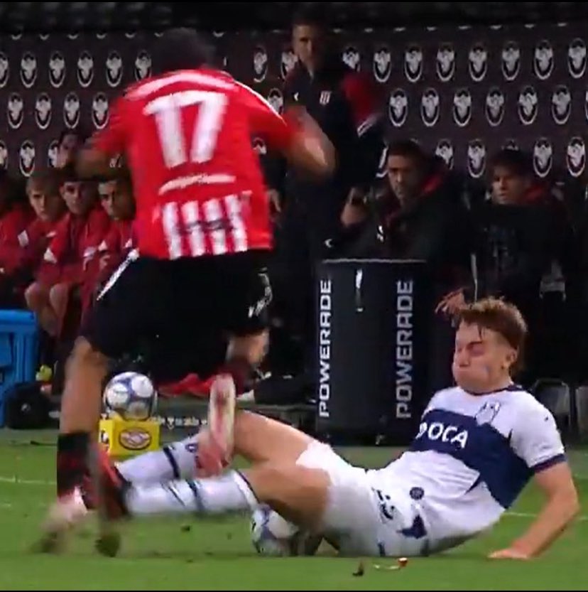 CaballoTripa's tweet photo. por un lateral en mitad de cancha. https://t.co/6cuzY1qLMQ