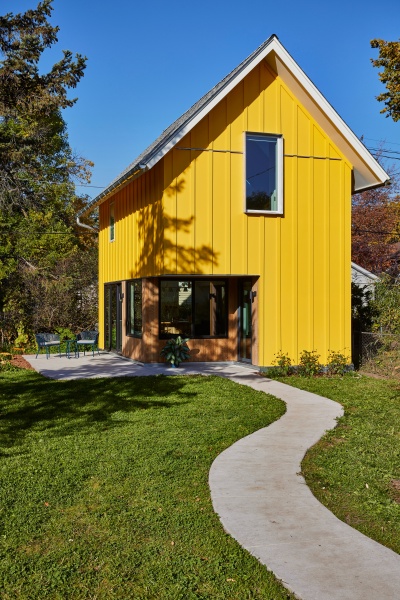 SIPAtweets's tweet photo. Very few tiny houses are as glorious as this sunflower #ADU in Minneapolis, MN. It proudly shows off exposed beams, warm colors, a practical floorplan and exceptional thermal performance. 

#SIPsBuildBetter #TinyHome
https://t.co/AvAWhBotcX https://t.co/shkEOwOS2j