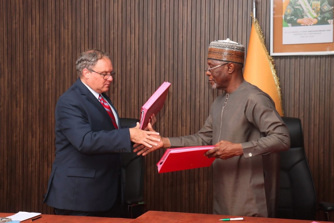 AhmadouAtafa's tweet photo. Le #Niger et le groupe canadien #Zimar ont signé ce 15 août un accord pour construire à Dosso une #raffinerie de 100.000 barils/jour et un complexe pétrochimique. Investissement : 1,9 milliard de dollars. Le partenariat est prévu pour 16 ans, dont 3 ans de construction. #Pétrole https://t.co/FohYLfK3Rs