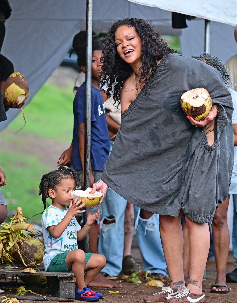 hqfenty's tweet photo. The way Rihanna loved coconut while she was pregnant with Riot and now she’s sharing it with him 3 years later. 🥹 https://t.co/NOx5KZDm3A