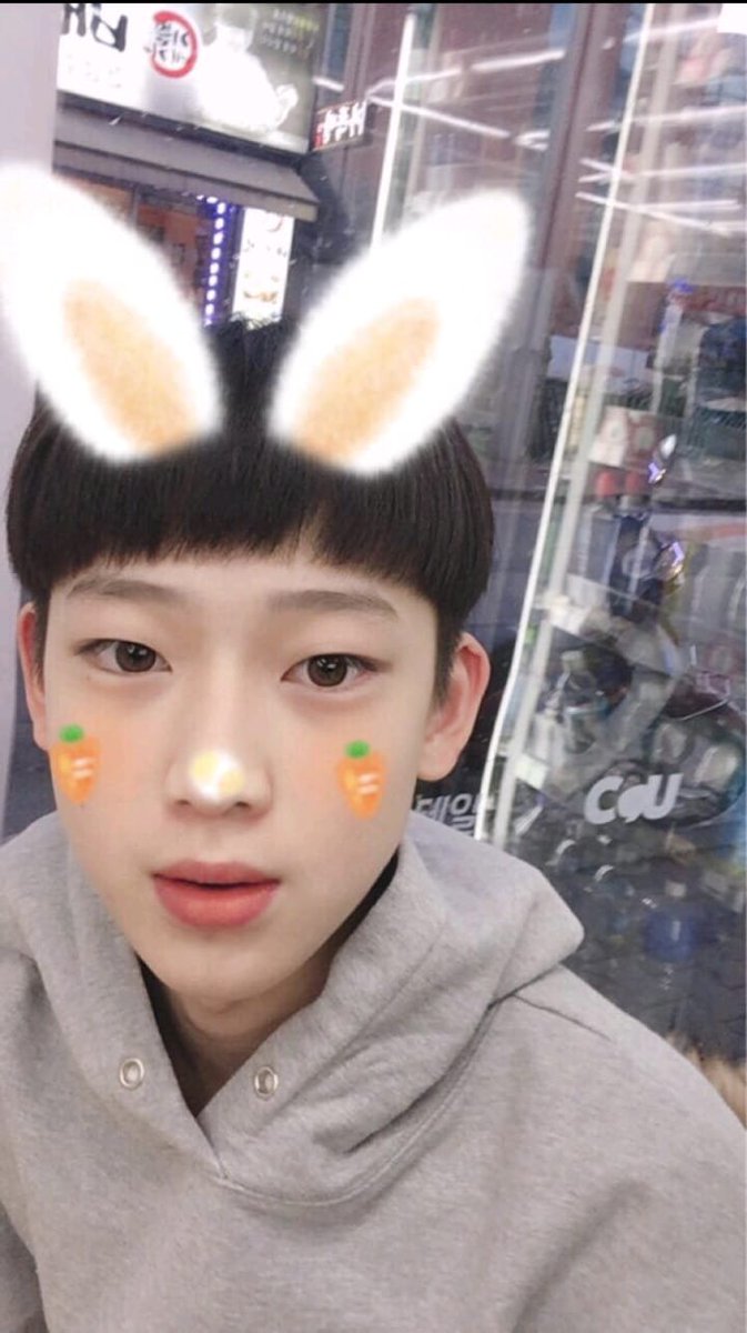 ikeusaamado's tweet photo. 🦊: Eliminé todas mis cuentas de Facebook después de unirme a una empresa
🦊; Mi Instagram también
🦊; Así que incluso si trato de encontrarlos, no puedo.
🦊; Borré completamente las cuentas
🦊; Honestamente, fue una pena.
🦊; pero aún así elegí algo más importante
🦊: No sabía que podías guardar fotos en ese entonces jajaja, acabo de borrar todo.
🦊: es realmente una pena.. jajajaja
🦊; pero ahora todo está en el universo~ 

Es que una vez en Facebook te persigue tu pasado😔
