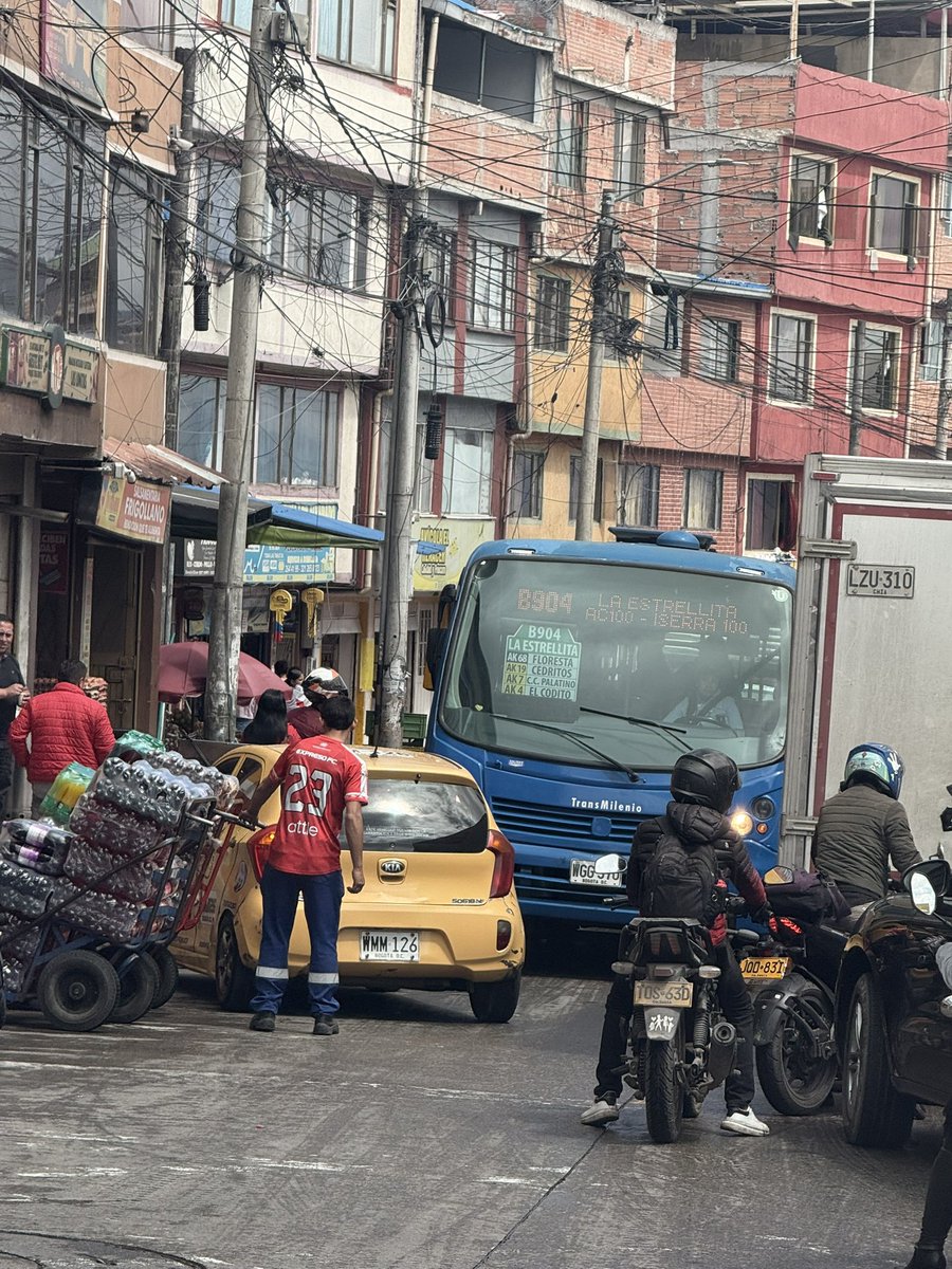 sergioand's tweet photo. En el codito, la vía alterna entre La Calera y Bogotá, Carros mal parqueados, taxis en contravia y nadie nadie de @SectorMovilidad @BogotaTransito que controle el tema. Alcalde @CarlosFGalan una ayudita ahí por favor. https://t.co/yexwMLDl3V