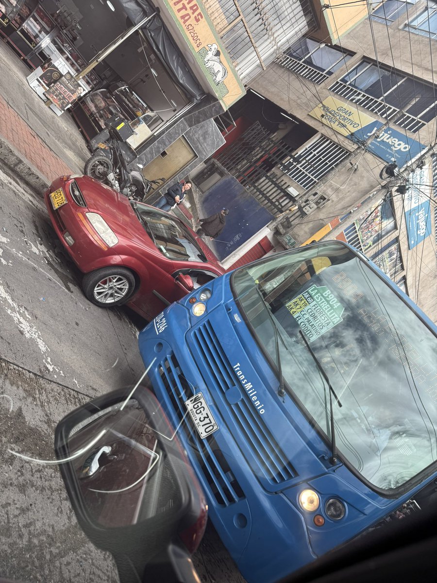 sergioand's tweet photo. En el codito, la vía alterna entre La Calera y Bogotá, Carros mal parqueados, taxis en contravia y nadie nadie de @SectorMovilidad @BogotaTransito que controle el tema. Alcalde @CarlosFGalan una ayudita ahí por favor. https://t.co/yexwMLDl3V