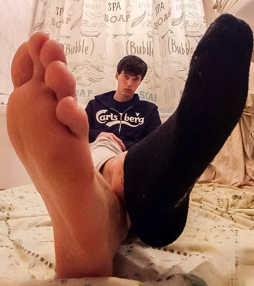 Gabfeet17's tweet photo. My barefoot or my sweaty socks? Which do you want first? 🥵 https://t.co/G8O1GBRfoa
