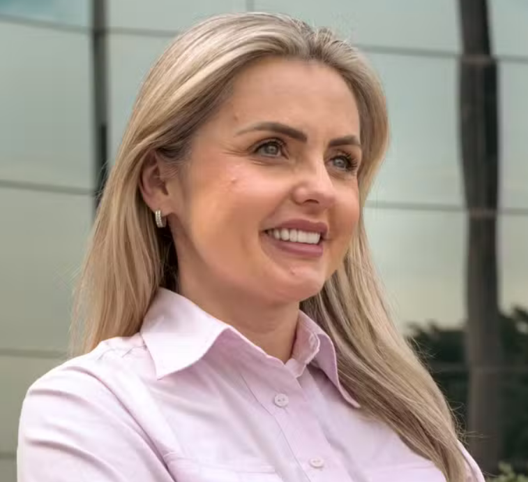 matheuszome's tweet photo. A candidata do DC à Presidência, Clariana Barão, pediu o plano de governo para o ChatGPT, mas esqueceu de LER o que ele enviou. Era um ESQUEMA para ela completar - capítulos, temas, objetivos, sugestões de indicadores. Ela deixou assim mesmo.

São 15 páginas SEM PROPOSTAS. O pior disso é que ela nem foi ler as propostas do ChatGPT.

Esse país é uma várzea