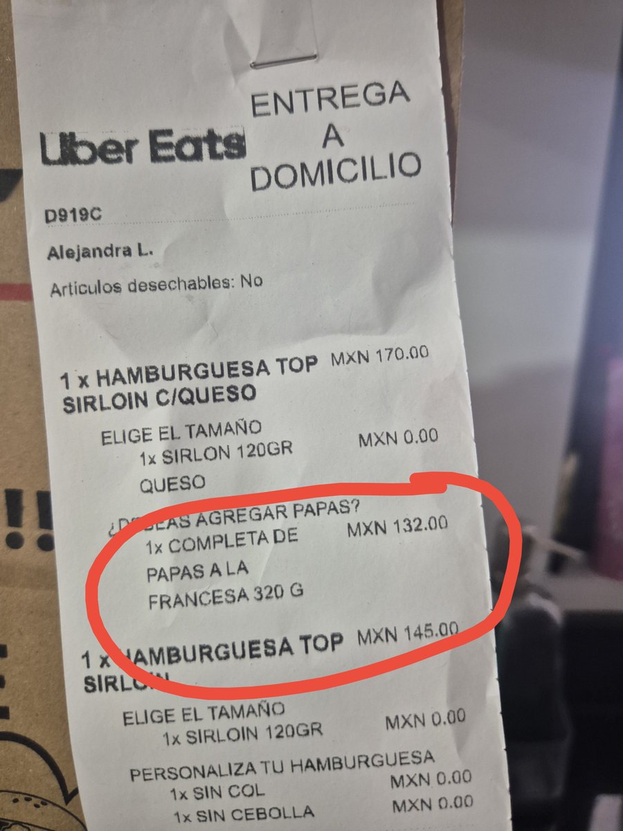 alopez88's tweet photo. Ayer pedí de @rubenshamburger ... 32 pesos extras por 320gr de papas. Acepté... esto fue lo que me entregaron 😡😡😡😡🤬🤬 

Tantita madre oigan. https://t.co/bU83wQw4ew