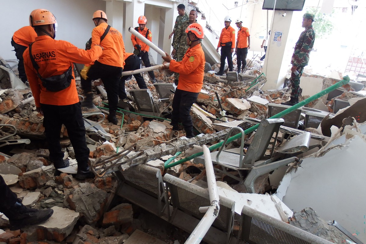 globovision's tweet photo. 🚨 #ÚltimaHora | El terremoto de magnitud 7,7 registrado en la isla de Flores, Indonesia, dejó un saldo de 47 muertos repartidos en Manggarai con 24 víctimas, Manggarai Oriental con 17, Sikka con 3, además de Ngada, Ende y Manggarai Occidental con 1 fallecido cada uno.

#Globovision #Internacionales 
✍️ EFE |📷AFP