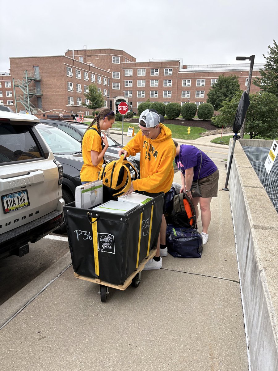 uiowa's tweet photo. Today's workout: Hawkeye move-in 💪📦 https://t.co/NCMGayXse6