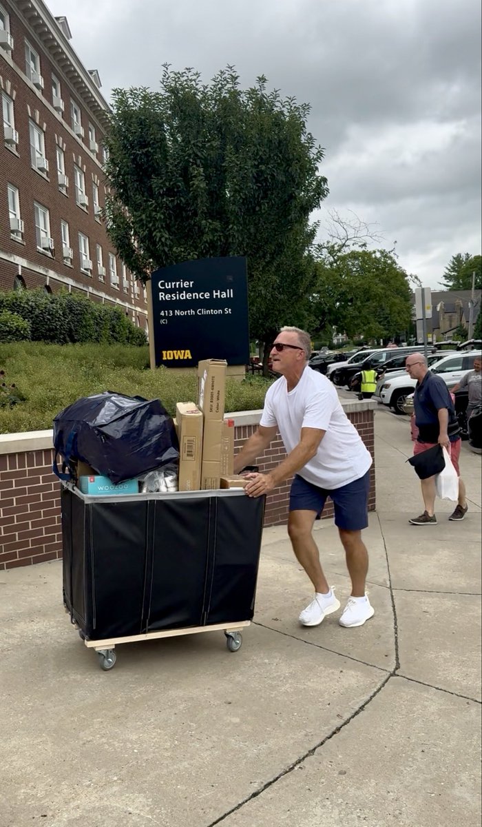 uiowa's tweet photo. Today's workout: Hawkeye move-in 💪📦 https://t.co/NCMGayXse6