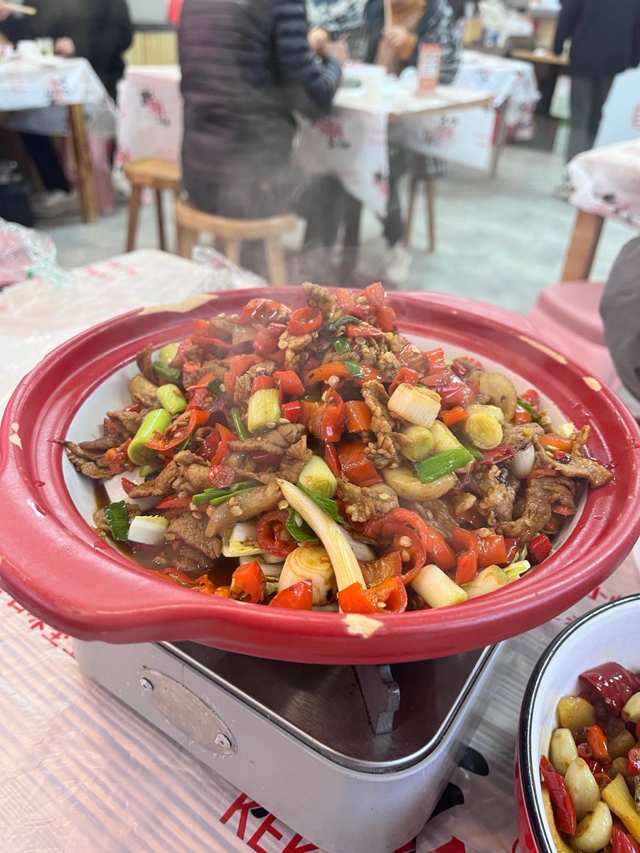 deyfa_quintero's tweet photo. Late-night stall, sizzling pan-friend dumplings, a warm bowl of rice porridge—small comfort for tired souls. https://t.co/avyLmyJe0h