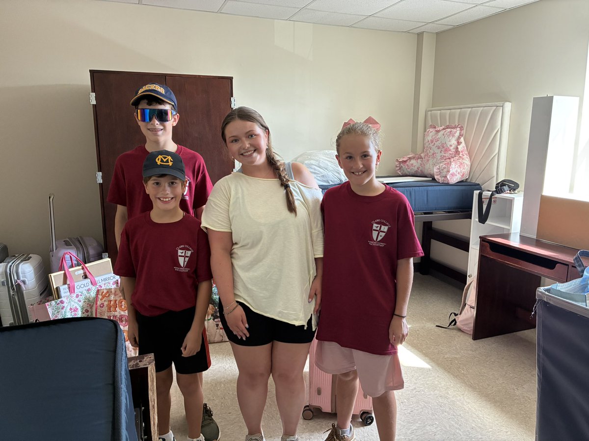 stouney_12's tweet photo. Our family enjoyed welcoming @murraystateuniv students at campus move-in today, including Bailey, a graduate student studying economic analytics in our 4+1 program. Keep going, Bailey! So nice to have our students back. #RacerFamily https://t.co/peZyB6n0HT