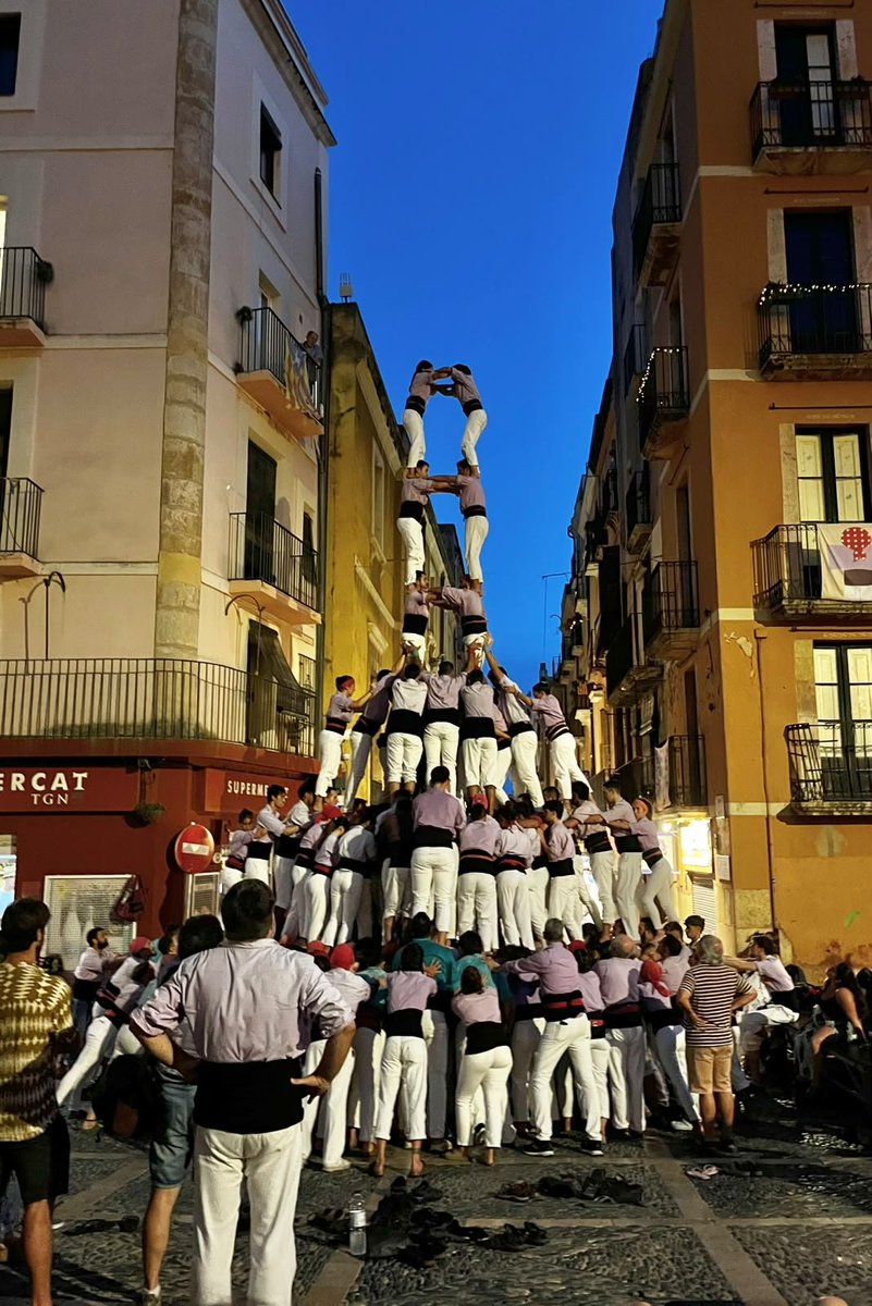 JoveDeTarragona's tweet photo. Preparats per rematar l'agost amb tota l'ambició del món.

#FemElPas #castells https://t.co/20BXK6Q84h