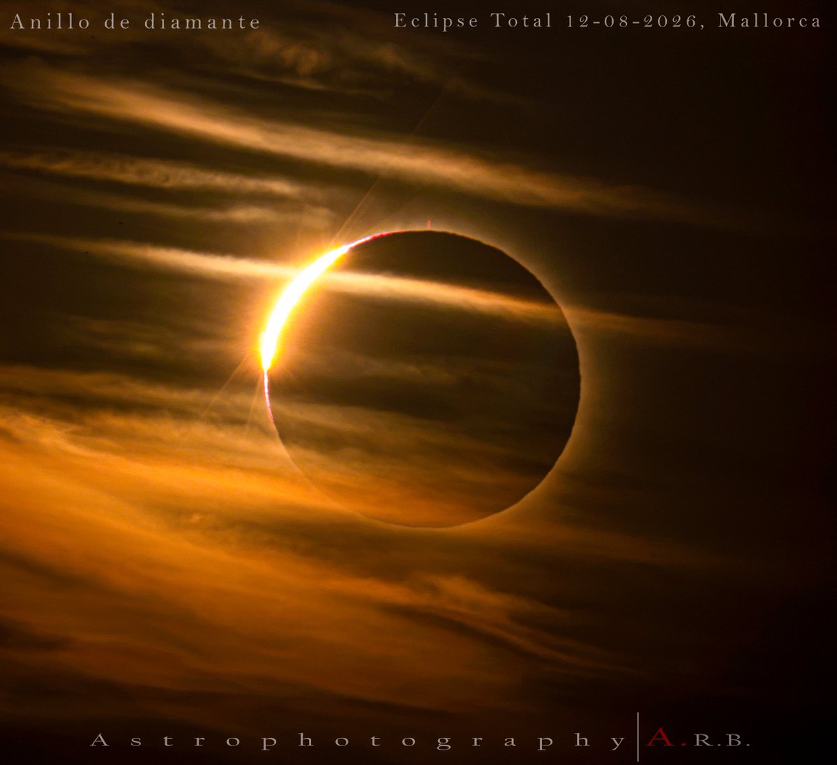 AbelBorrasca's tweet photo. Anillo de diamante Eclipse Total 2026
La totalidad y este nuevo brillo se entremezcla con la bruma y las finas nubes del atardecer, durante apenas unos segundos, las nubes se tiñeron de oro y el cielo nos regaló uno de los momentos más espectaculares del eclipse.
#cielosESA https://t.co/1tTVRDgE1W