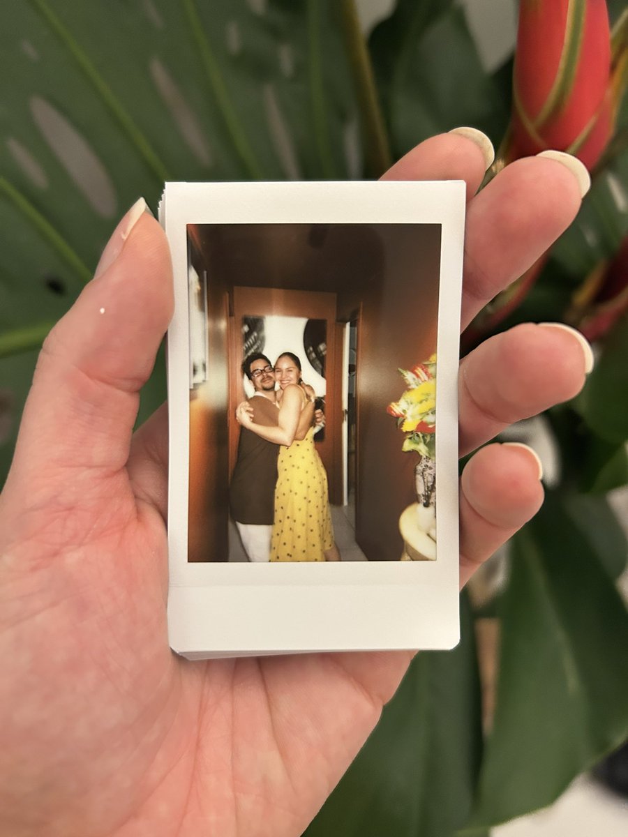 _HannahGabriela's tweet photo. Dia da nossa lendoca que ilumina nossos dias com sua energia e amizade. 
Te amamos, lenda, feliz sua vida sempre! 🥳🤍✨ https://t.co/LPTnKJ5nCg