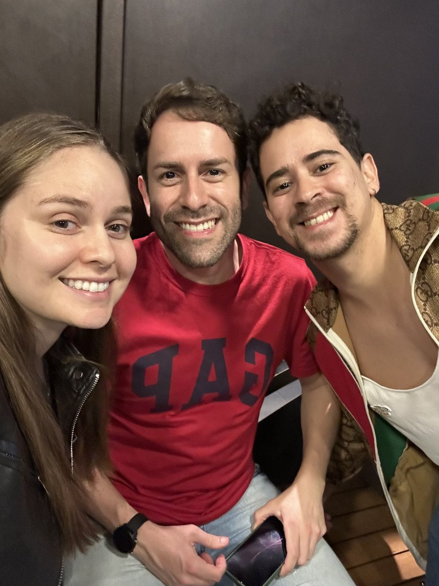 _HannahGabriela's tweet photo. Dia da nossa lendoca que ilumina nossos dias com sua energia e amizade. 
Te amamos, lenda, feliz sua vida sempre! 🥳🤍✨ https://t.co/LPTnKJ5nCg