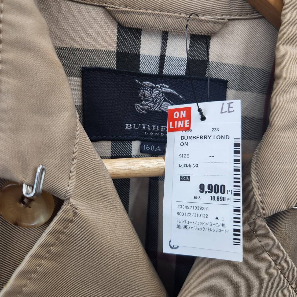 mercari_takumi's tweet photo. メルカリ。9900円で買って、24,900円で出品していたバーバーリーのコート。いきなり「9000円になりますか？」ってコメントが。「出品したばかりでそこまでの値下げは考えておりません。」って答えたら「じゃあいくらならいけますか？」ってきて少しムカついたから... https://t.co/z0H8Z3QVYz