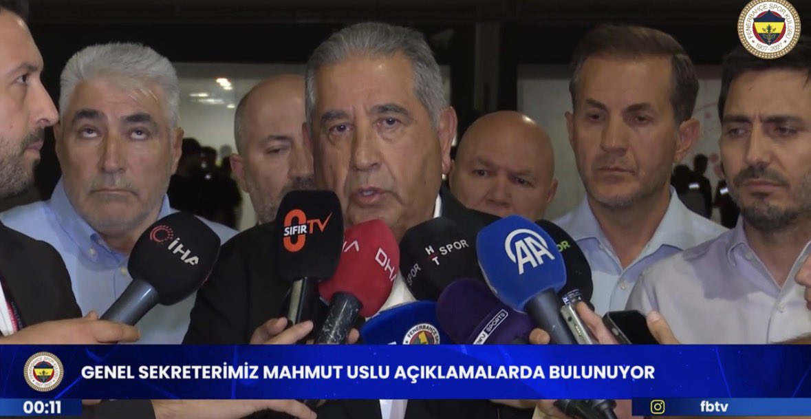 ajansfenercom's tweet photo. Mahmut Uslu: “Salı günü için bir erteleme istendi, yapmadılar. Bugün gördük ki federasyonun kafa yapısı aynı devam ediyor. Bugün iki penaltımız verilmedi. Özellikle Talisca'nın vurduğu top penaltı ve kırmızı kart. VAR yabancı mı Türk mü bilmiyoruz. Federasyondan rica ediyoruz, bu tür şeyler olmasın, her türlü şeye hazırız. Şartlar eşit olsun, bugün değildi. Bu lig bizim açımızdan böyle devam etmez.”