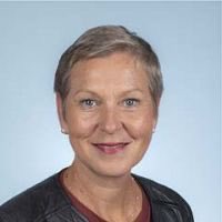 kubernan's tweet photo. Anne Le Hénanff, ministre déléguée chargée de l’Intelligence artificielle et du Numérique.

Regardez-la bien. Née le 22 juillet 1969 à Vannes. Diplômée de l’EM Normandie. Commerciale chez Bacardi. Puis Produit en Bretagne. Puis directrice chez Saupiquet, le roi de la conserve. 

Ensuite, en 2003, elle ouvre une galerie d’art, « Des arts et des hommes », avec le slogan « L’art pour tous », installée en zone commerciale pour que les gens qui achètent leurs meubles puissent aussi s’offrir un tableau. Passion secrète, dit-elle. 

Puis consultante indépendante dans le numérique. Adjointe au maire de Vannes chargée du numérique dès 2008. Chaire de cybersécurité à l’université. Députée Horizons en 2022. Et en octobre 2025, ministre de l’IA et du Numérique. Le parcours est d’une cohérence… relative.

On passe du rhum au thon en boîte, de la peinture en zone commerciale à la souveraineté numérique, et on se retrouve à Bercy avec le portefeuille le plus stratégique du moment. 

Fidèle de la première heure de Macron, elle a grimpé les échelons locaux sans jamais vraiment quitter le Morbihan. L’adjointe au numérique de Vannes devenue ministre de l’IA. 

Le CV fait sourire. Il fait surtout très Horizons : un profil « terrain » et « technique » qui rassure parce qu’il ne fait d’ombre à personne.

Depuis sa nomination, elle porte haut la protection des mineurs en ligne et la majorité numérique à 15 ans. Ambition intacte, détermination totale. 

Sauf que le Conseil constitutionnel vient de censurer le texte. Atteinte disproportionnée à la liberté d’expression, absence de garanties sur la vie privée. La mesure phare tombe. Elle prend acte, promet de trouver une autre voie juridique, assure qu’on ne renoncera pas. Le classique.

Et pendant ce temps, la DGFiP se fait pirater. 678 000 fichiers de particuliers et de professionnels extraits. La ministre de l’IA et du Numérique, celle qui devait incarner la cybersécurité de l’État, se retrouve à publier un communiqué de compassion. Elle mesure les inquiétudes. Elle salue la réactivité des équipes. Elle promet de renforcer durablement. On est en 2026, et l’État français continue de se faire ouvrir comme une boîte de Saupiquet.

Anne Le Hénanff incarne parfaitement une certaine conception macroniste du numérique : on prend une élue locale sérieuse, on lui colle le label « experte cyber », on lui confie le maroquin le plus exposé, et on croise les doigts. 

Le rhum, le thon, la galerie d’art et la consultance ont produit une ministre qui parle souveraineté pendant que les données des contribuables s’envolent et que les lois sur les mineurs se font retoquer. 

Le packaging est soigné. Le contenu, lui, reste à démontrer.
