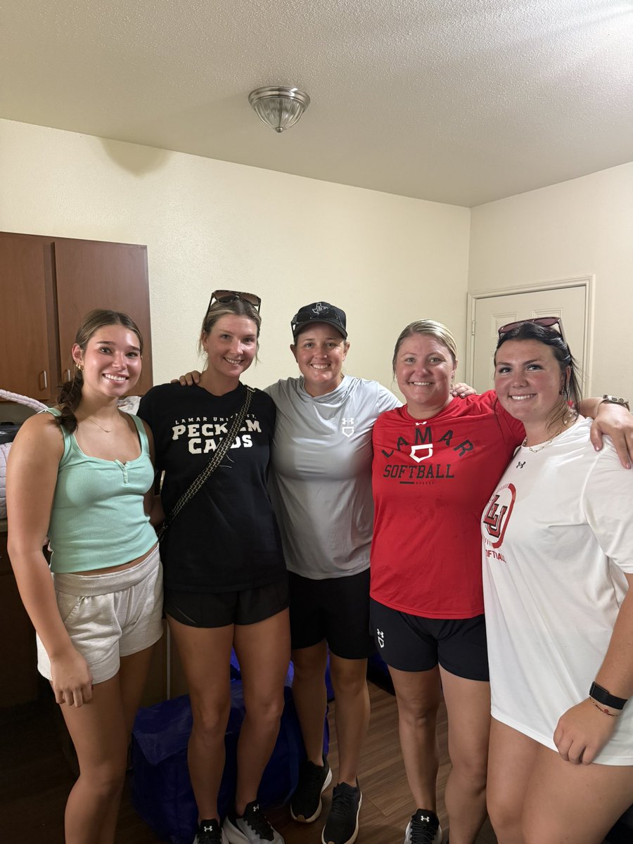 LamarSoftball's tweet photo. They’re home! #Team15 https://t.co/l01iv2Gq8A
