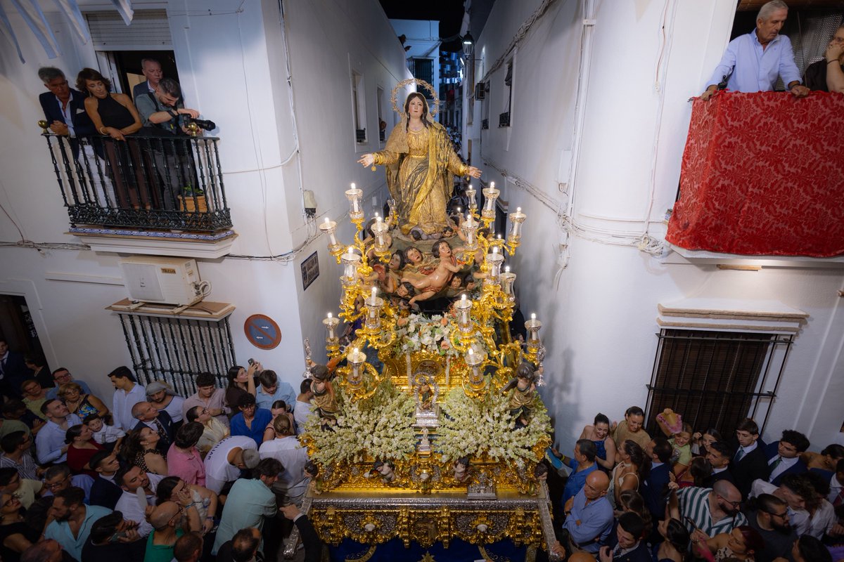 AsuncionHdad's tweet photo. #Asuncion26 | La Virgen se adentra en la estrechez de la Cuesta del Caco.

📸 @fransantiph https://t.co/RaUGu7bIMX