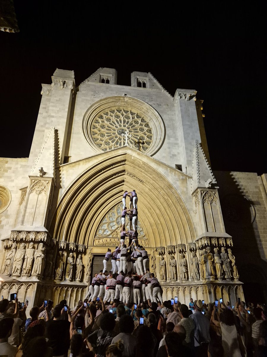 JoveDeTarragona's tweet photo. Preparats per rematar l'agost amb tota l'ambició del món.

#FemElPas #castells https://t.co/20BXK6Q84h