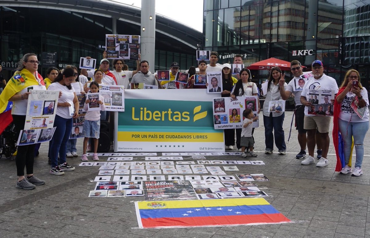 Libertasvzla's tweet photo. 🇻🇪 🇳🇱 | Desde Países Bajos, los venezolanos alzamos la voz por quienes siguen privados de libertad por razones políticas.

Desde @Libertasvzla exigimos la libertad de TODOS los presos políticos.

La libertad no se negocia. La libertad se defiende.

#QueSeanTodos https://t.co/LTJ07JybKL