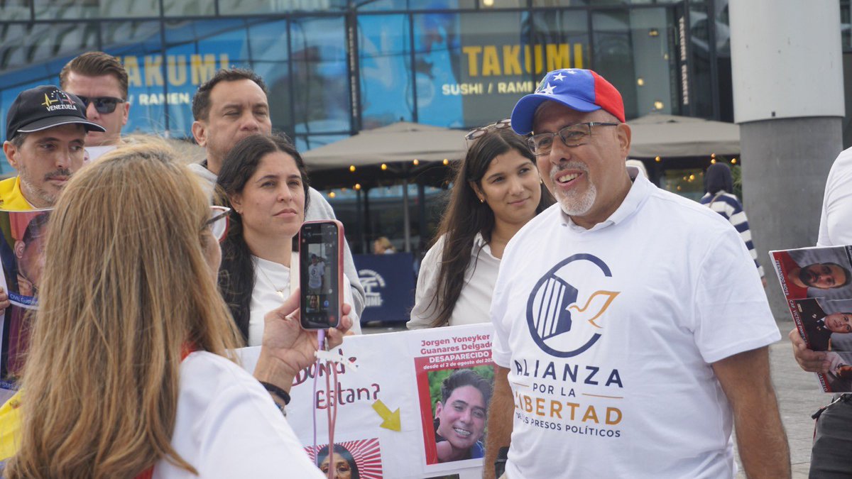 Libertasvzla's tweet photo. 🇻🇪 🇳🇱 | Desde Países Bajos, los venezolanos alzamos la voz por quienes siguen privados de libertad por razones políticas.

Desde @Libertasvzla exigimos la libertad de TODOS los presos políticos.

La libertad no se negocia. La libertad se defiende.

#QueSeanTodos https://t.co/LTJ07JybKL