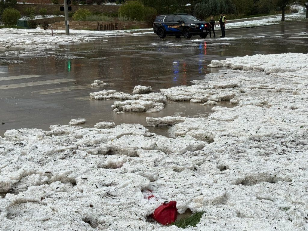 dcsheriff's tweet photo. Douglas County Deputies and South Metro Fire are responding to flash flooding in the Meridian and Lincoln area. Several roads may be impassable. 

Vehicles can quickly become stranded in standing water. Please avoid flooded roads and never attempt to drive through flooded areas.

Avoid unnecessary travel to keep roads clear for emergency vehicles and stay safe from hazards.

📷. Credit South Metro Fire