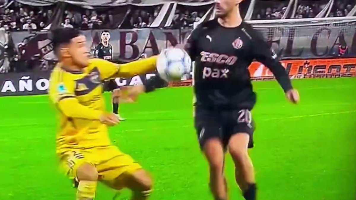 ArchivoCONMEBOL's tweet photo. 🖥️💥 Gravísimo error del VAR en el Platense - Boca Juniors.

👉🏻 Gorosito abre el brazo e intercepta el balón dentro del área y, tras ello, es Luciano quien lo toca.

❌ 𝗘𝗦 𝗣𝗘𝗡𝗔𝗟𝗧𝗜.

▪️ Incomprensible que el VAR diera por buena la decisión de Jorge Baliño. https://t.co/280ZhsSMYJ