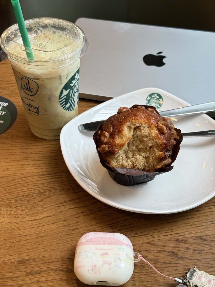 Chae_Berryy's tweet photo. 스타벅스에서 장소만 바꿔 일하는 또 하루☕️ https://t.co/6qQTzzg4JW