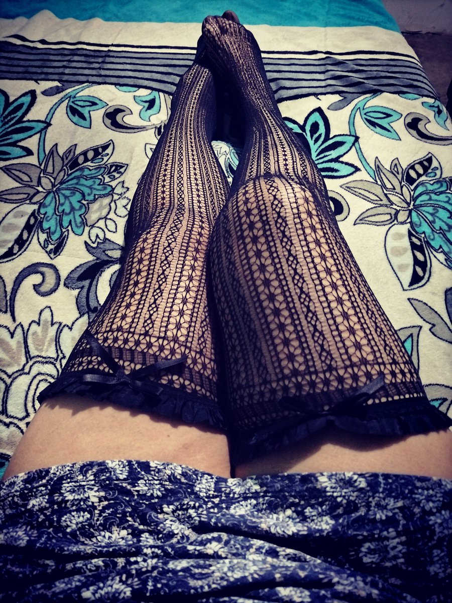 MiaKathy36's tweet photo. Me duelen las piernas con la humedad pero me encanta que llueva 😭 ⛈️🌦️🌧️🌦️⛅ 

Qué será bueno para quitar los cólicos? 🩸🦇🫦🖤 

#thickthighs #thighhighs #hotwife #swinger #single #Mexicali https://t.co/eXGeClc8ek