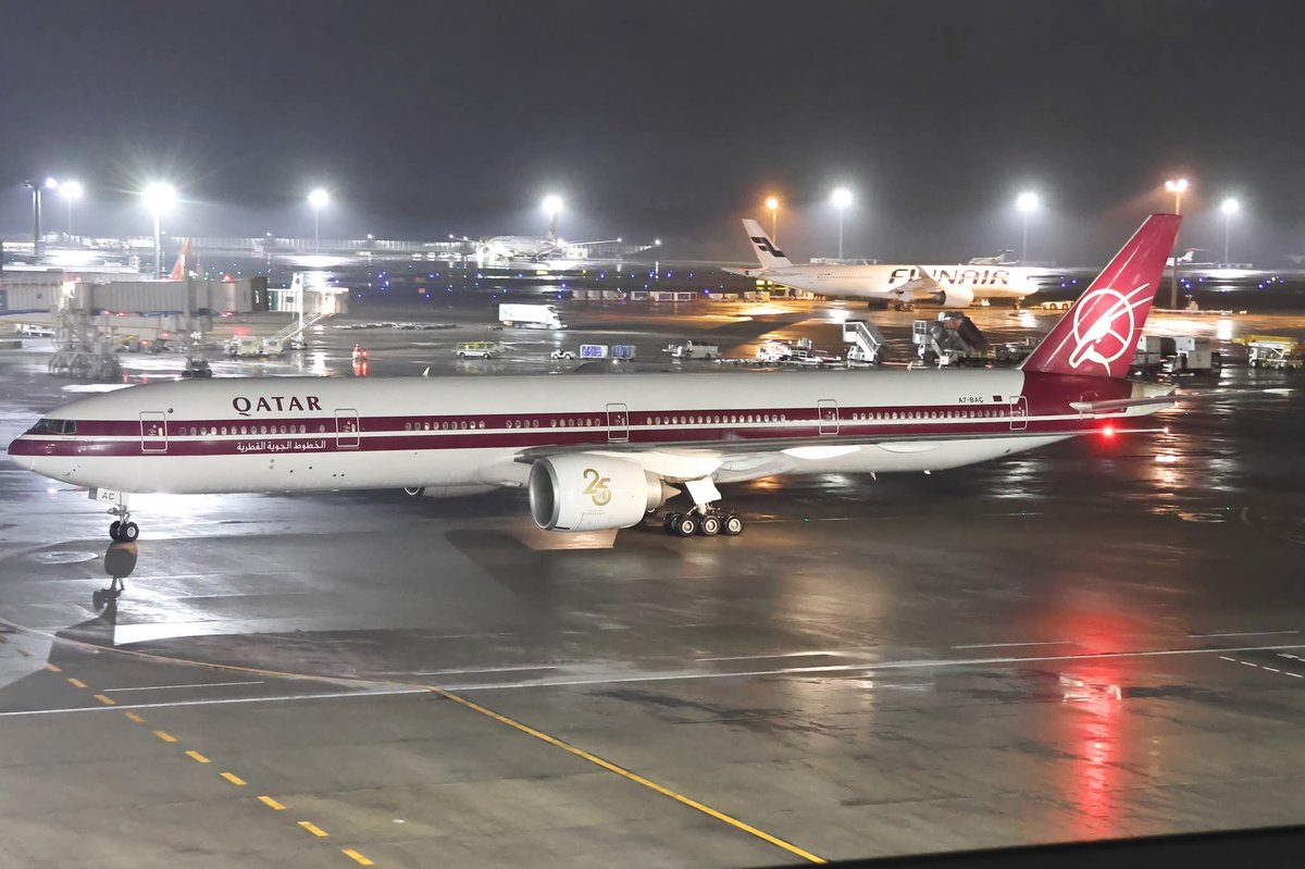 wingtomy1031's tweet photo. 今回の遠征の最後を締め括ったカタールのレトロ塗装です。
ずっと降り続いていた雨もこの機体が降りてくる頃には小雨になったので、しっかりと撮影する事ができました。

Qatar Airways
B777-3DZ(ER)/A7-BAC (25th Anniversary Retro Lively)
Narita International Airport (RJAA/NRT)
13/AUG/2026 https://t.co/3n3QkgKce9