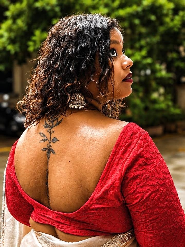 AyishaMondal's tweet photo. Backless blouse + spine tattoo = pure trouble 🔥
Looking back like I already know you’re staring…
Keep looking.
#HotBoudi #DesiBoudi #BacklessBlouse #SpineTattoo #IndianBeauty #SareeSeduction #BoudiVibes #DesiThirst #TattooedBoudi #RedBlouse https://t.co/d6mzdcxqgU