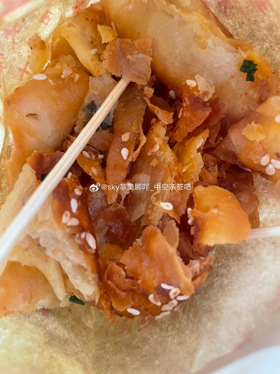 mstella0417's tweet photo. [刚出炉的碳烤淀粉肠！刷满秘制辣酱，咬开外脆里糯，路边烟火气直接戳���食欲，没人能拒绝这口香～]， https://t.co/2QlT83Hf3Q