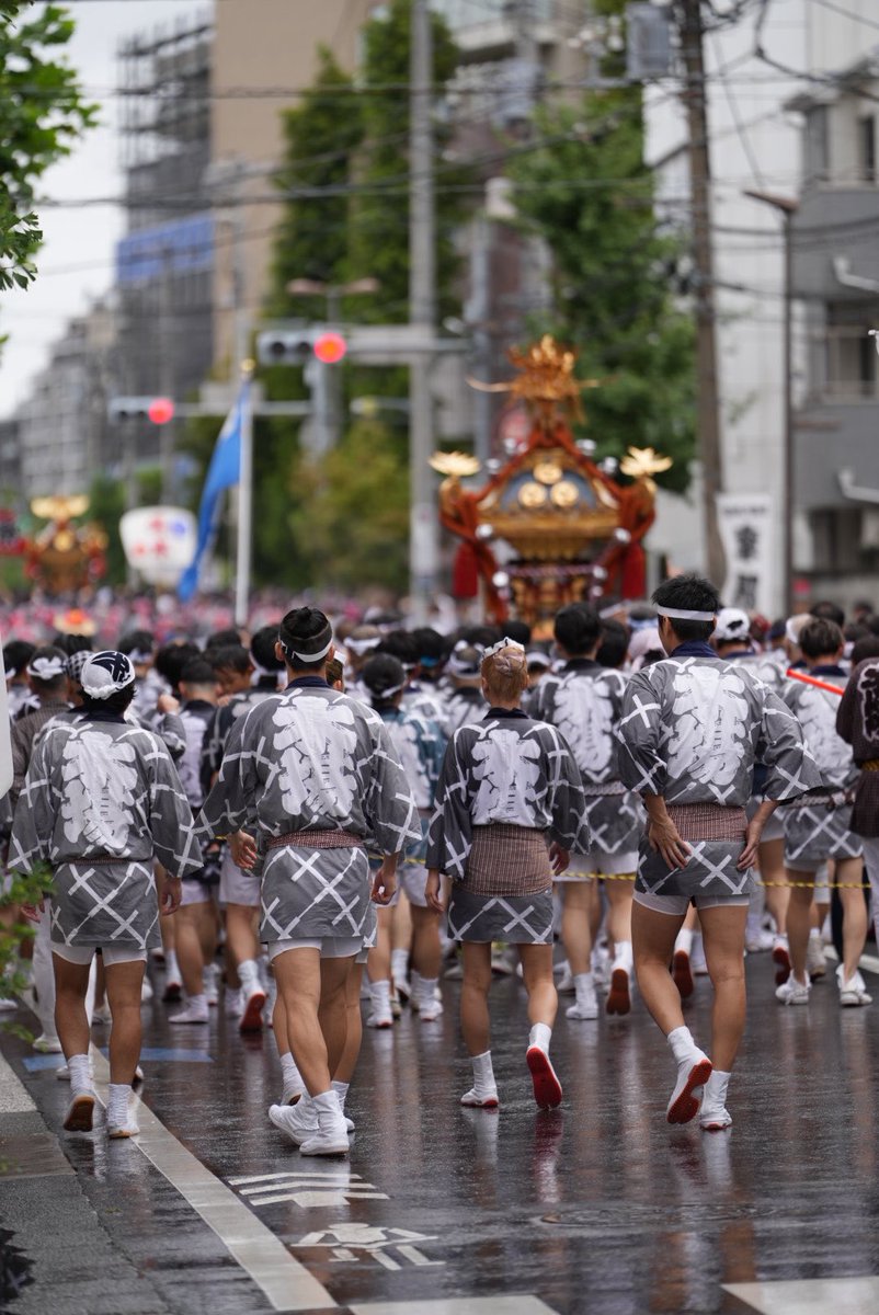 momonga_plus's tweet photo. 深川八幡祭りすごい活気と水☔️🪣 https://t.co/kwwAW5bfqh