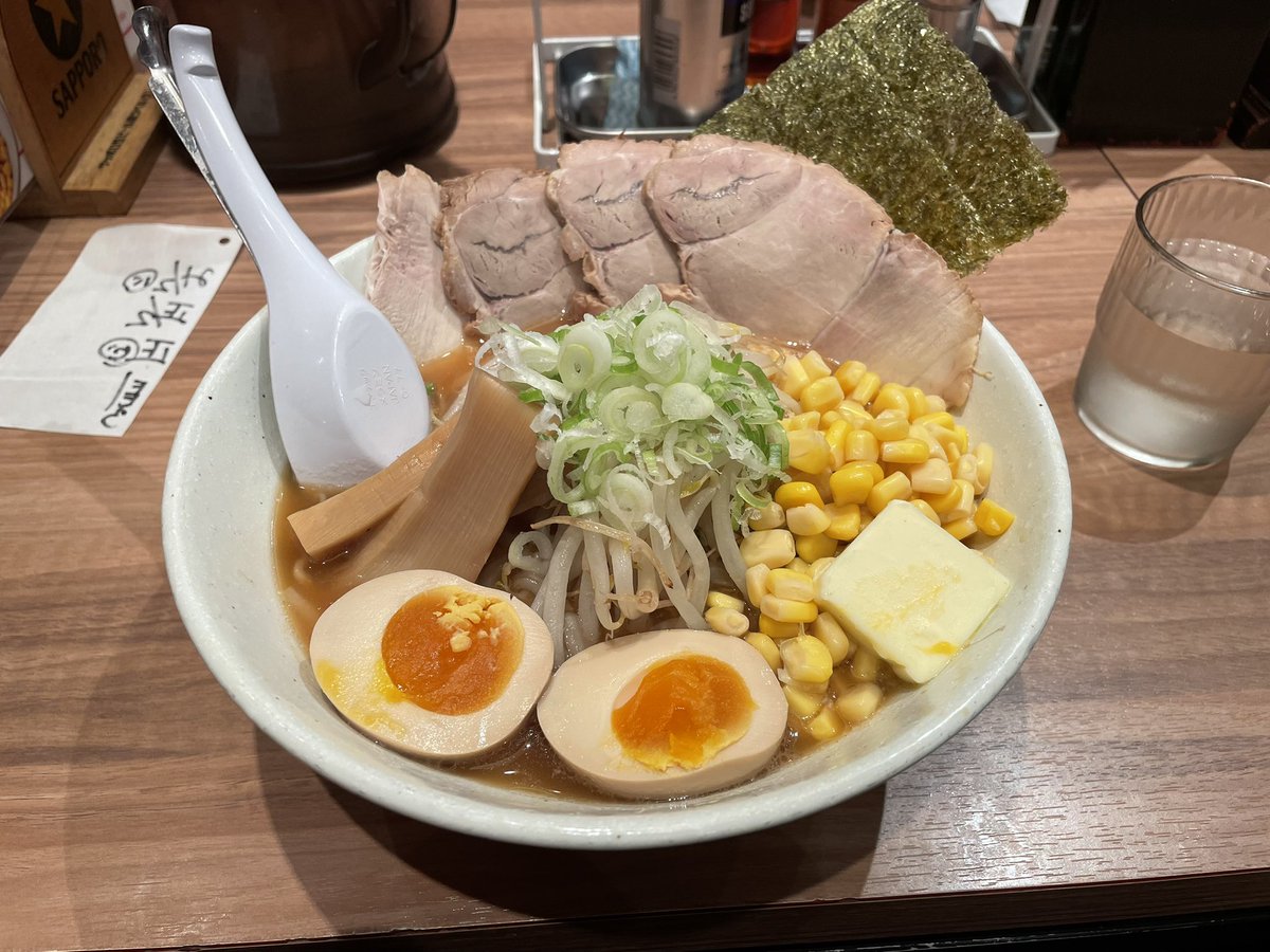 itoh_hirotaka's tweet photo. 北海道最後の飯は新千歳空港の北海道ラーメン道場で旭川醤油ラーメン。
札幌出身ですが味噌より好き❣️
#hap_chitose
#新千歳空港
#北海道ラーメン道場
#梅光軒 https://t.co/ZY9zrAGamL