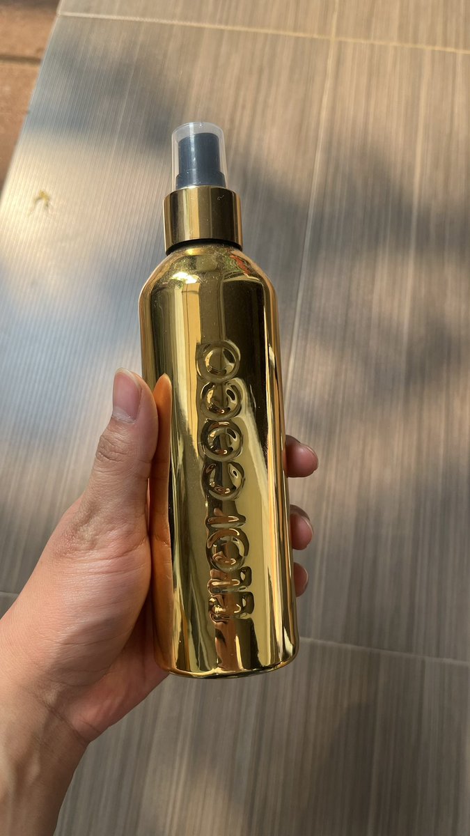mutual_isme's tweet photo. "mba, kamu wangi banget, wangi nya enak"
Kaget, pdhl aku lagi beraktifitas dan ada mba2 bilang bgitu, teman aku juga. aku pake produknya gak mahal2 banget,  aku layering produk
Handbody : beli di alfamidi
Minyak wangi : body mist Eloi Coco Gold
https://t.co/Lc0J7z85vB https://t.co/SBRI6ZIfEc