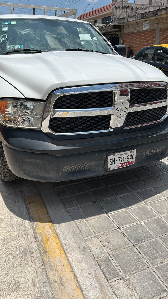 JLF59MX's tweet photo. @AguadePuebla @pepechedrauimx Buenos días!  La fuga persiste... El personal de reparaciones no pudo  localizar la fuga y solo han hecho varios hoyos dañando el adoquinado https://t.co/GBSI6EVTvs