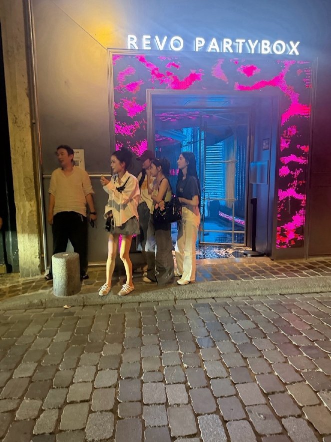 QuLannie's tweet photo. 网友在巴黎偶遇王思聪，带了4个女生：完蛋！我被美女包围了！ https://t.co/8qgNYJ0SYc