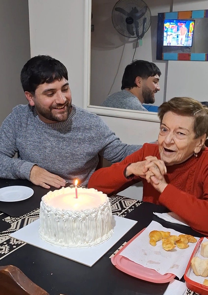 LucasMurillo13's tweet photo. Todo mi corazón es tuyo abuela. Felices 86 años, te amo. https://t.co/i0R9RGfz8y