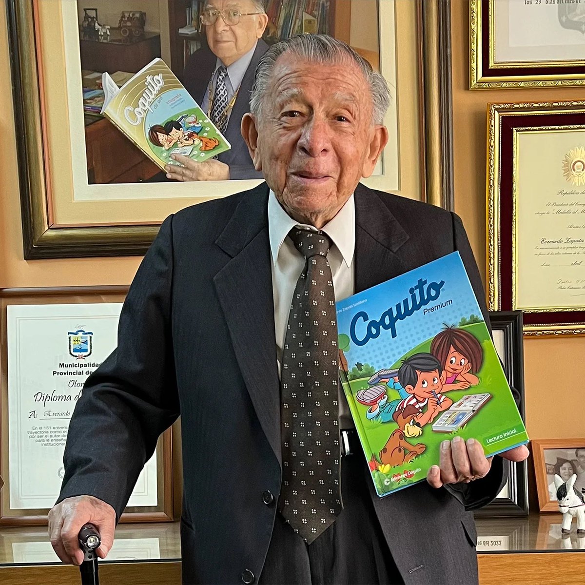 jose_baluarte's tweet photo. 🇵🇪 Este es Everardo Zapata Santillana. Hoy cumple 100 años. Y probablemente su libro le enseñó a leer a tu papá, a tu abuela… o a ti.

• Nació el 15 de agosto de 1926 en Cocachacra, Islay, Arequipa, el mismo día del aniversario de la ciudad de Arequipa.

• Se graduó como maestro de primaria en la Escuela Normal de Varones San Juan Bautista de La Salle. Fue destacado a Punta de Bombón, donde fundó la Escuela de Primer Grado N.º 9638, que hoy lleva su nombre.

• Su primer año como maestro fue un fracaso. De todo su salón, solo un niño de cinco años logró aprender a leer correctamente. Zapata entendió que los métodos de la época funcionaban para los alumnos más aventajados, pero dejaban atrás a demasiados niños.

• En lugar de resignarse a esos resultados, pasó siete años buscando una manera distinta de enseñarles. Más simple, visual y progresiva. De ese trabajo nació Coquito.

• En 1955 publicó la primera edición. El editor solo quiso arriesgarse con 2 mil ejemplares. Zapata pedía 20 mil. Los primeros se agotaron y tuvieron que imprimir miles más.

• Su esposa Ruth participó también en aquella historia, haciendo figuritas para el libro. Tuvieron cinco hijos y diez nietos. Todos aprendieron a leer con Coquito.

• En 1981 se vendieron 720 mil ejemplares en un solo año, solamente en el Perú. Sin decreto que lo obligara, generación tras generación de maestros peruanos lo eligió como el libro con el que sus alumnos aprendían a leer. Así, sin ley de por medio, se convirtió en el más usado del país.

• Coquito no se quedó en el Perú. Llegó a manos de escolares en países como México, Colombia, Venezuela, Ecuador, Bolivia, Guatemala, Estados Unidos y otros. Más de 40 millones de niños aprendieron a leer con su método.

• El Estado peruano le otorgó las Palmas Magisteriales en grado de Amauta, la máxima distinción que el Perú concede a sus maestros.

• En 2025, un ejemplar correspondiente a la primera edición de Coquito, publicada en 1955, fue declarado Patrimonio Cultural de la Nación por el Ministerio de Cultura.
Cuando alguna vez le dijeron que su libro era anticuado, respondió:

“No todo lo antiguo es malo.”

Cien años de vida. Más de 40 millones de niños. 

Gracias, maestro.

¿Y tú, en qué país aprendiste a leer con Coquito?