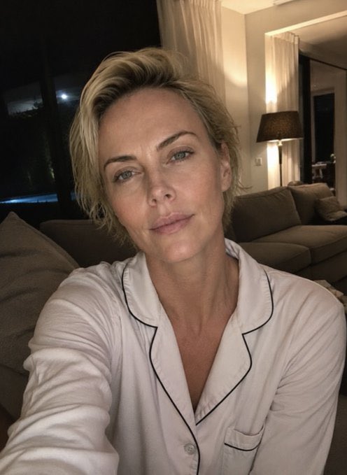 CharlizeThrn321's tweet photo. Good evening 🌙✨ Just taking a quiet moment to unwind at home and enjoy the little things comfortable clothes, warm lights, and a peaceful night. Sometimes you don’t need anything fancy, just a little time to breathe and appreciate the moment. 🤍 #evening #viralㅤㅤ https://t.co/e5giyHH5xf