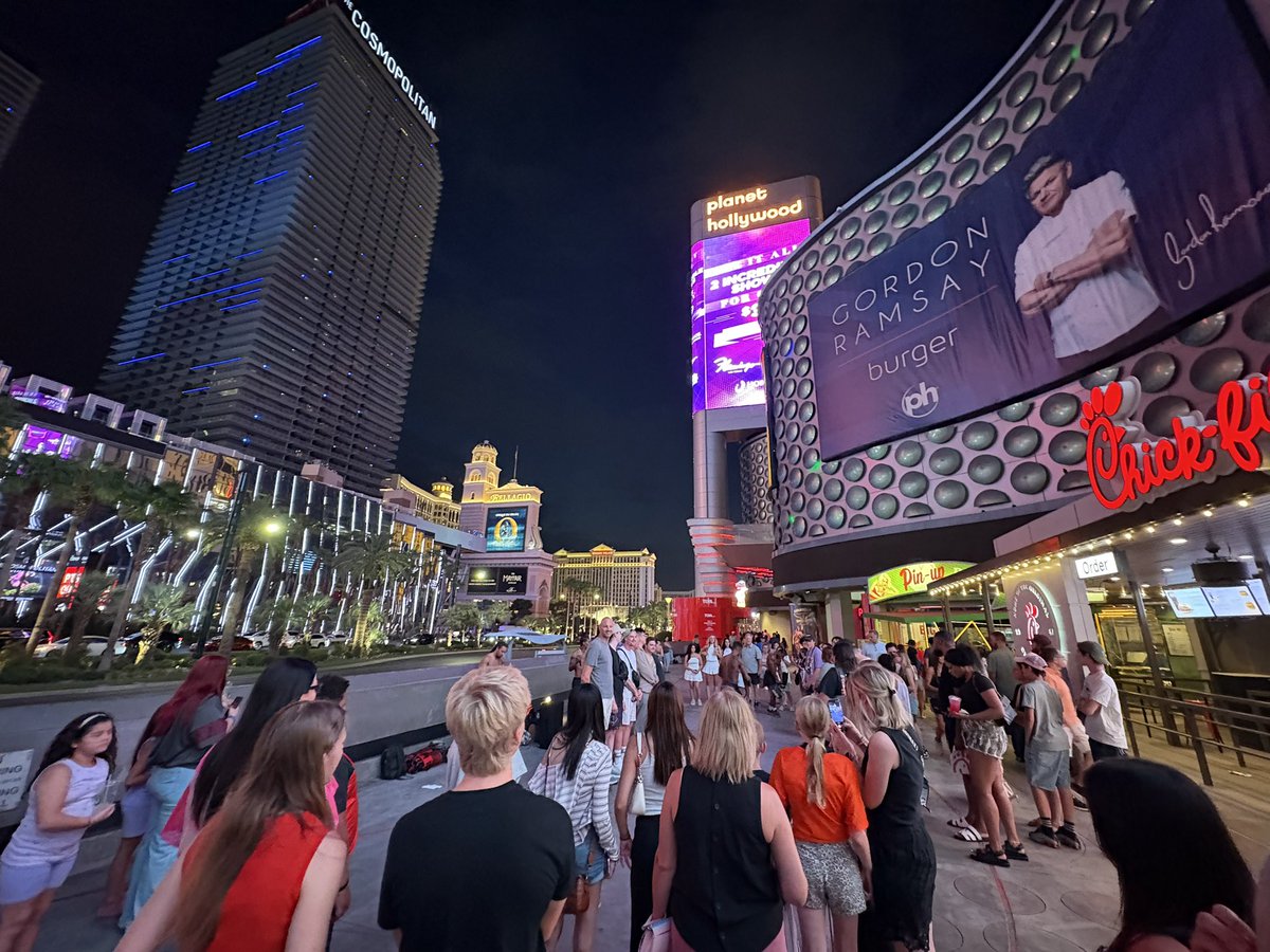 hanabi9119's tweet photo. アメリカ1人旅🇺🇸
ラスベガス。これが眠らない街、世界一のエンターテイメントの街か。

#America #LasVegas #1人旅　#日常垢 https://t.co/rabQdT79SE