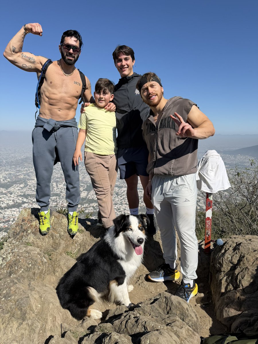 _PonchoDeNigris's tweet photo. Verte en la cancha en primera división de Rayados es el mismo sentimiento cuando jugaban mis hermanos. Gracias a la vida por tantas bendiciones, la familia es primero y siguen las nuevas generaciones de la Dinastía ADN.  Con todo el Tanque De Nigris 🔥🔥🔥 https://t.co/Gd3fTfTzkw